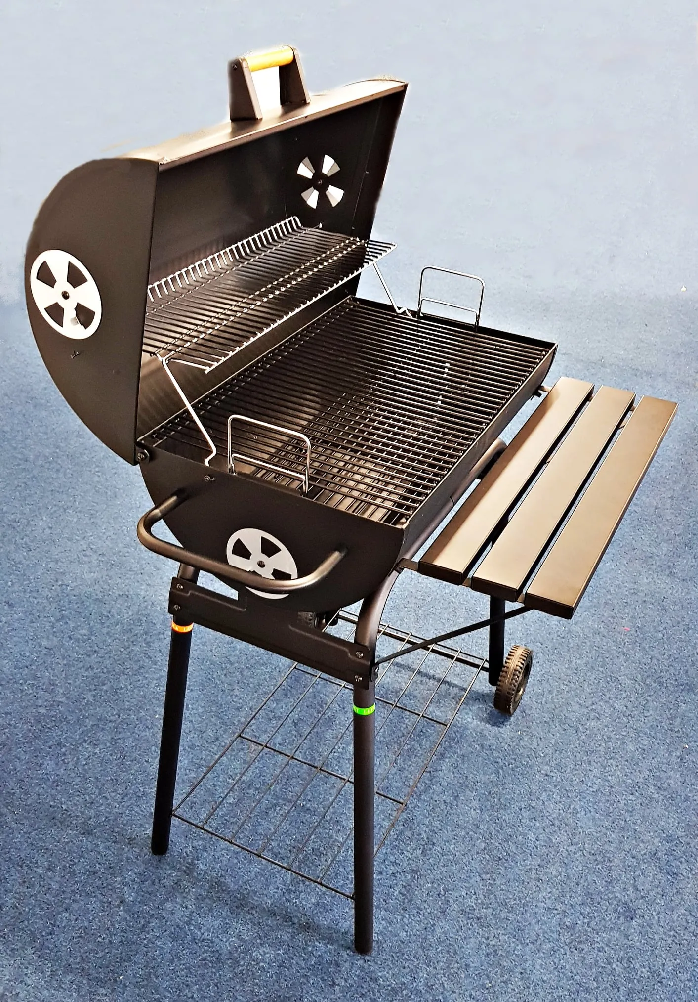 Barbeque / Smoker set on wheels